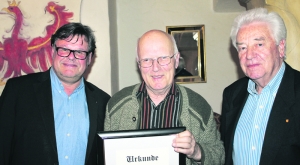 Seit der Wiedergründung 1980 sind Altbürgermeister Herbert Strobl (rechts) und Hans Gwiggner (mitte) beim Wörgler Heimatmuseumsverein aktiv. Obmann Mag. Markus Steinbacher (links) überreichte die Ernennungsurkunde. 