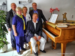 Vize-Bgm Johann Mittner, Klavierspenderin Elisabeth Sternat, Pflegedienstleiterin Doris Neuschmid, Heimleiter Werner Ranacher und am Klavier MR Dr. Peter Erhart