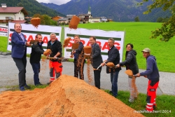 Spatenstich mit LH Günther Platter und Bgm Hannes Neuhauser (Bildmitte), Vize-Bgm Armin Mühlegger (1.v.l.) und Mitarbeitern der Baufirma STRABAG