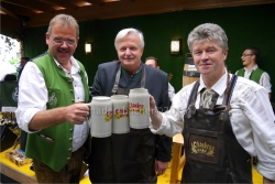 Oktoberbieranstich beim Herbstfest am Sonntag 20. September im Landgasthof Schwaiger mit Richard Hosp vom Inntal Express, Vize-Bgm Ing. Valentin Koller und Festwirt Andreas Atzl.