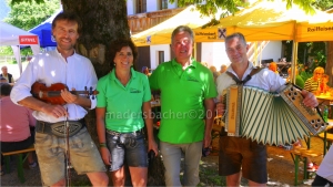 Helene Astner (Kassierin) und Josef Margreiter (Obmann) vom Kundler Bauernladen mit den beiden Frühschoppen-Musikanten „Klaus & Stefan“ aus dem Brixental