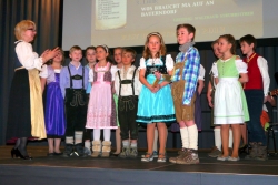 Unter großem Applaus eröffnete der Schulchor der Volksschule Langkampfen das Fest der Stimmen in Kundl