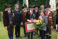 Vorne: Oberjäger Klaus Loinger (Wiedergründungsmitglied) mit Gattin Annemarie, dahinter: Obmann Harald Volland, Bgm Bernhard Zisterer, Viertel-Kommandant Manfred Schachner, Hauptmann Klaus Volland, LA Bgm Ing Alois Margreiter, Bat-Kdt Hermann Egger