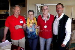 Bez-Sportreferent Klaus Steiner, Bez-Meisterin Platz 2 Elisabeth Zierl (Kirchbichl), Bez-Meisterin Platz 3 Irene Natterer (Wörgl), Bez-Obmann Johannes Lanner - nicht im Bild: Bez-Meisterin Platz 1 Monika Schnitzer (Münster)