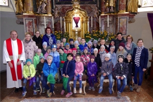 Pfarrer Dr Piotr Stachiewicz, Kindergartenleiterin Hildegard Binder mit den Schulanfängern vom Kindergarten Kundl und fünf Mitarbeiterinnen