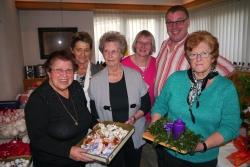 PVÖ-Bezirksobmann Otto Mühlegger mit ein paar seiner fleißigen Basarorganisatorinnen: Herta, Marianne, Helga, Corinna und Maria