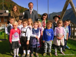 Kindergartenleiterin Alina Winkler, Bgm Hannes Neuhauser und LR Dr. Beate Palfrader mit einem Teil der Kindergartenkinder