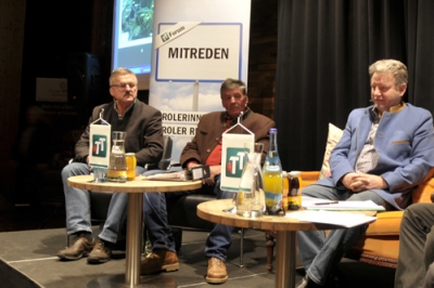 Am Podium v.l.: DI Sigi Sauermoser, Hubert Leo, Ernst Erlebach und Bgm. Walter Höllwarth.