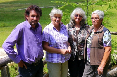 Kunstmaler Nikolaus Kurz mit drei seiner Schülerinnen Kathi Horngacher, Ingrid Madersbacher, Hilde Pokorny, bei der 1430 Meter hochgelegenen Schauflerhütte auf der Hundalm (Gemeinde Angerberg)