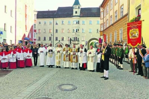Dipl.Ing. Martin Götz, Bürgermeister der Stadt Rattenberg, begrüßte die Festgäste sowie die Priester und emer. Erzbischof Dr. Alois Kothgasser vor dem Notburgahaus in Rattenberg.