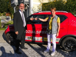 Stellvertretend für die Sponsoren übergibt Felix Neuhauser (Raiffeisenbankstelle Brandenberg) an DGKS Monika Falch BSc den Schlüssel für das neue Dienstfahrzeug