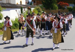 Mit einem schneidigen Marsch trifft die BMK Walchsee mit Kpm Andreas Fischbacher zum Frühschoppen im Kundler Ortszentrum ein