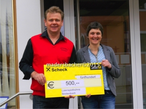 Obmann der Laienspielbühne Breitenbach Georg Rinnergschwentner übergibt den Spendenscheck über 500,- EURO an die Sprengel-GF Mag. Sabine Eder-Unterrainer