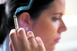Wer seine Zigaretten aus einer Packung ohne Aufdruck raucht, tendiert eher zum Aufhören.  