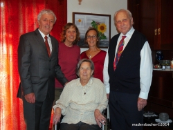 Sitzend: Jubilarin Rosa Paregger, stehend von l.n.r.: Gratulant Bgm Mag. Josef Auer, die beiden Töchter des Jubelpaares Margit und Inge, Jubilar Leonhard Paregger