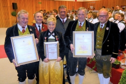 Vorne: Manfred Unterrader 25 Jahre Tätigkeit im Dienst der Blasmusik, Hildegard Pair Verdienstmedaille in SILBER für 30-jährige Mitgliedschaft Marktmusikkapelle Brixlegg, Klaus Margreiter 40-jähriges Wirken im Dienst der Blasmusik. Dahinter: Bez-Kpm Gerhard Guggenbichler, Bgm Ing. Rudolf Puecher, Obmann Ing. Rudolf Puecher jun.