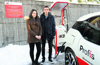 Emina und Fabian zeigen wie´s geht! Strom in den Tank – für umweltfreundliches Fahren ohne Abgase…  