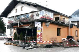 Die Wörgler Pizzeria wenige Stunden nach dem Anschlag. Im Hintergrund (weißes Haus): Das türkische Vereinsheim.  