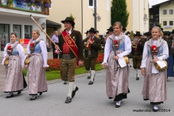 Die BMK Reith im Alpbachtal mit Kapellmeister Manfred Hechenblaickner führt den Festumzug an