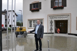 Für den neuen Dorfplatz in Stans laufen gerade die letzten Arbeiten! Jetzt wird auch der Nahversorger eröffnet. Im Bild Bgm. Michael Huber.