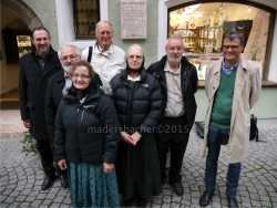 Erinnerungsfoto vor der enthüllten Hutterer-Gedenktafel „Pilgram Marpeck“: Vorne Bildmitte: Zwei Hutterer-Ehepaare, dahinter 1.v.l.: Bgm Dipl. Ing. Martin Götz, daneben Vorstands-Stv. Ignaz Hammerer und 1.v.r. Schriftführer Eduard Geissler