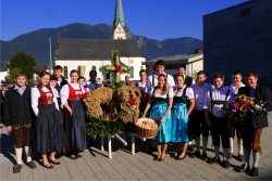 Erntedankkrone der Kundler Jungbauernschaft/Landjugend mit Ortsgruppenleiterin Silvia Seebacher (vorne mit Korb) und dahinter mit Obmann Johannes Unterrainer