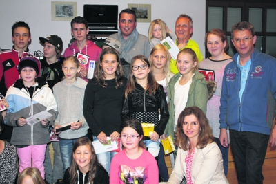 Bgm. Robert Pramstrahler mit den Zeller Kindern und Jugendlichen beim „Jugendbeteiligungstag“.