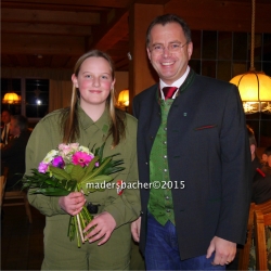 Bgm Hannes Neuhauser beglückwünscht Hanna Marksteiner, die erste Brandenberger Feuerwehrfrau