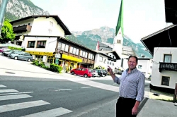 Bgm. Alois Aschberger (ÖVP) zeigt in Richtung der Gebäude, die für eine Neugestaltung angekauft wurden.