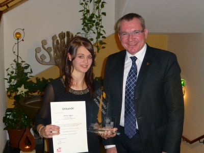 Verleihung der Auszeichnung „Lehrling des Monats“ - LR Johannes Tratter gratuliert Marina Angerer zum Erfolg.