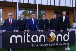 Fototermin vor dem Sozialzentrum „mitanond“: Vize-Bgm Ing. Albert Margreiter, Vize-Bgm Michael Dessl, LA Bgm Ing. Alois Margreiter, LH Günther Platter, Bgm Anton Hoflacher, Dir. Ing. Franz Mariacher