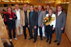 Die 5 Künstler: Sepp Rangger, Edwin Krabacher, Felix Neuhauser, Roland Auer, Herbert Gwercher, Initiator Raimund Gwercher, Obfrau-Kulturausschuss Claudia Spiegl, Bgm Hannes Neuhauser