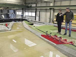 Projektleiter Stefan Walder und Prof. Markus Aufleger mit dem Modell des Retentionsraums Kramsach/Voldöpp im Wasserbaulabor der Uni Innsbruck. 