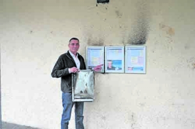 Georg Kramer, Disponent ÖBB/Postbus, zeigt eine der ausgebrannten Tafeln. An der Wand sind noch die Spuren der Brände sichtbar.