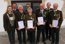 (vorne): „Bezirksschützenkönigin“ Natalie Hausberger, „Goldene Verdienstmedaille“ für Norbert Fuchs, Lisi Huber, Johannes Huber, Alfred Nitz (dahinter): Bez-OSM Mag RA Hannes Bodner, LA Bgm Ing Alois Margreiter, Bez-SM Walter Patka