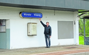 Wiesings Bgm. Alois Aschberger kämpft für den Fortbestand des Bahnhofs Münster/Wiesing.