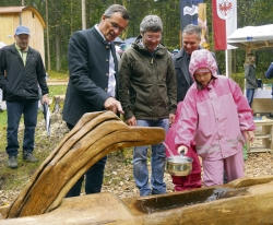 Waldaufseher Georg Margreiter (Bildmitte) macht LA Bgm. Ing. Alois Margreiter und BH Dr. Christoph Platzgummer mit der raffinierten Technik des Kinderbrunnens (Marke Eigenbau) vertraut.