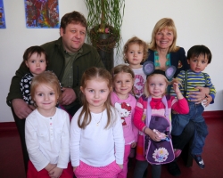 Der Spender Andreas Windisch mit der Geschäftsführerin des EKiZ Kundl/Breitenbach Maria Frisch inmitten einer kleinen Gruppe EKiZ-Kinder