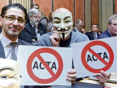 Die GRÜNEN protestieren mit Anonymus-Masken gegen ACTA.