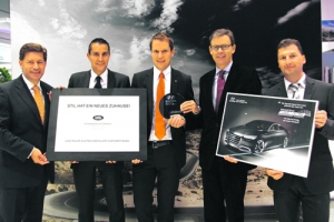 V.l.: Land Rover Österreich-Manager Georg Staudinger, Gerald und Dieter Unterberger, Autowelt Strass Betriebsleiter Hannes Brandacher und Hyundai Österreich-Geschäftsführer Hansjörg Mayr.  