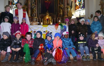 Ein paar der Kinder vom Kundler Kindergarten. Links im Bild: Leiterin Hildegard Binder und Pfarrer Mag. Piotr Stachiewicz