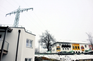 Im Jänner wurden in Kramsach an der 110 kV-Leitung abermals über 1.350 nT (Nano-Tesla) gemessen! Das ist das 13-fache dessen, was Umwelt-Mediziner als Vorsorgewert fordern.