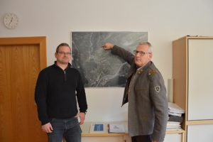  BU: Dr.Bernhard Jenewein (ARGE Hygiene) und Bürgermeister Manfred Stöger zeigen den betroffenen Bereich „Hochbehälter Pulvererquelle“.