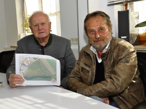 Landtags-Abgeordneter GR Edi Rieger (FPÖ) und Anrainer Ing. Günther Gröschl (re.)  zeigen ein Luftbild von der etwa 4.000 Quadratmeter großen Parzelle, die im Gewässerschutz-Gebiet liegt.