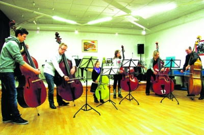 Nachdem im Gebäude einige Risse (siehe Foto rechts oben) festgestellt wurden, musste die Landesmusikschule Wörgl kurzfristig evakuiert werden.