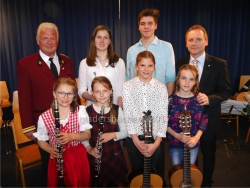 Vize-Bgm Friedrich Fischler und LMS-Leiter Gerhard Guggenbichler mit einer kleinen Gruppe der auftretenden Künstler beim Radfeld-Konzert