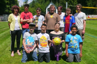 Direktion Monika Stubenvoll (1.v.l.), Trainer Daniel (2.v.l.), Erziehungsleitung Angelika Stanger (5.v.l.), mit der erfolgreichen Fußballmannschaft (2. Platz) der „Special Olympics Österreich“