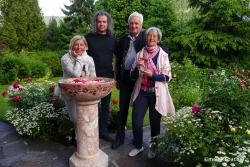 Die Veranstalter der Ausstellung „Stein &amp; Rosenträume“: Kulturausschussobfrau Vize-Bgm Mag. Karin Friedrich, Bildhauer Stephan und Walter Einberger, Rosenzüchterin Walburg Brunner