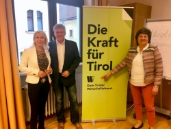 WB-Obfrau und LA Barbara Schwaighofer, Robert Zach von ZAROnews und WB-BGF Hilde Mader