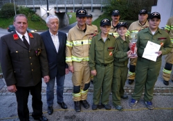 Vorne: FF-Kdt von Radfeld Hans-Peter Ostermann, Bgm Josef Auer, Lds-FF-Kdt-Stv Hannes Mayr, 1. Platz für die Jugend-FW Radfeld 3